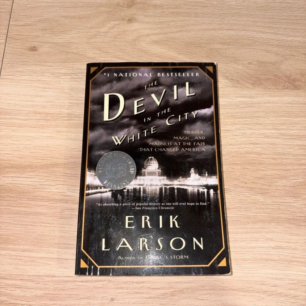 The Devil in the White City by Erik Larson Paperback